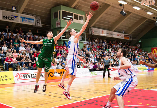 Sundsvall Jakob Sigurdarson hoppar mot korgen, Södertälje