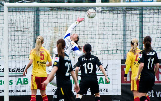 Anita Asante, Kopparbergs Göteborg, nickar in bollen bakom