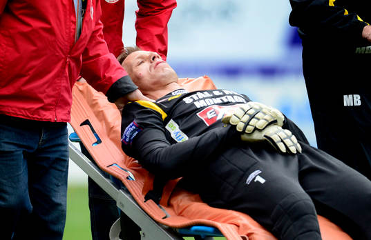 Mattias Asper körs ut på bår