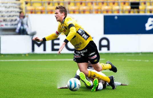 Marcus Rohdén, Elfsborg, blir fälld av Gbenga Arokoyo,
