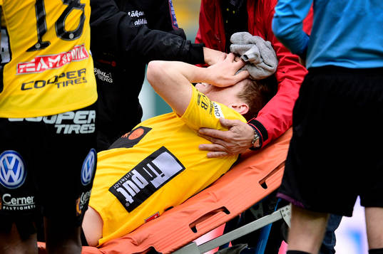 David Elm, Elfsborg, körs ut på bår