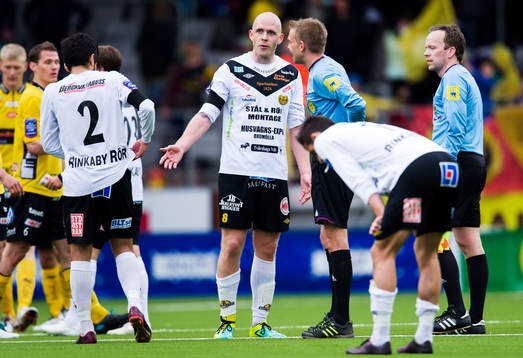 Hannes Sigurdsson, Mjällby, pratar med domaren