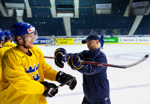 Stefan Ladhe (h), målvaktstränare, skojbråkar med