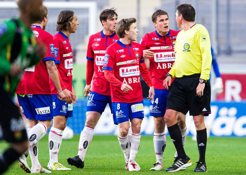 En upprörd David Leinar, Örgryte, pratar med domaren