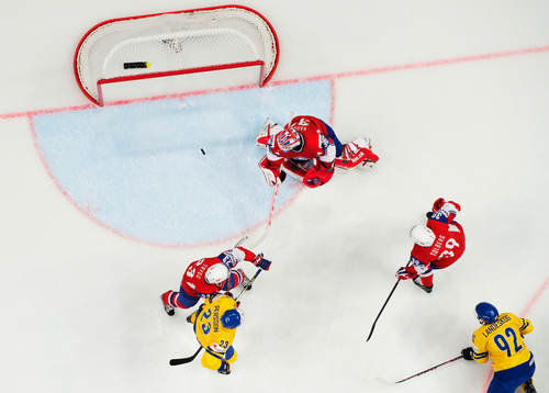 Norges målvakt Lars Haugen ser 0-1-pucken från Sveriges