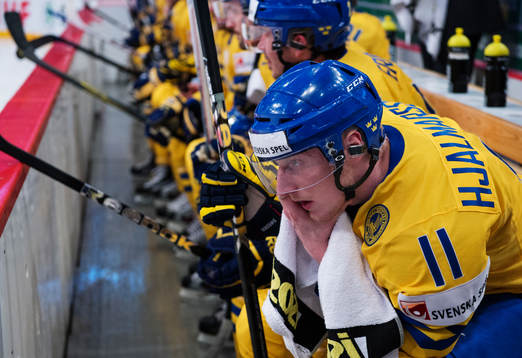Sveriges Simon Hjalmarsson håller en handduk på ansiktet