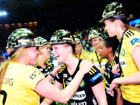 Ida Odén (m), Sävehof, kramas om av en lagkamrat