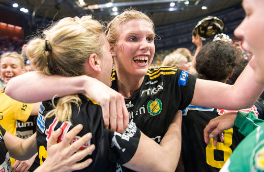 Jenny Alm, Sävehof, firar att Sävehof vunnit SM-guld