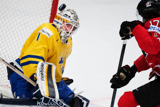 Sveriges målvakt Jhonas Enroth har fokus på pucken när