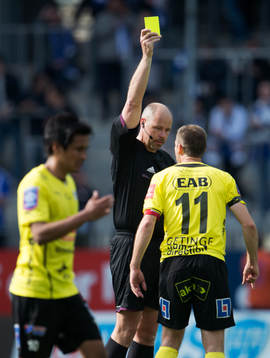 Domare Martin Hansson ger gult kort till Stefan Selakovic,