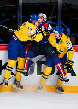 Sveriges Oscar Lindberg och Simon Hjalmarsson stoppar
