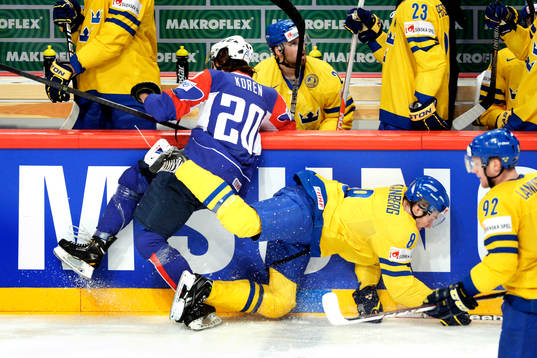 Sloveniens Gal Koren och Sveriges Petter Granberg tacklas i