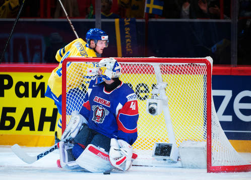 Sloveniens målvakt Luka Gracnar deppar