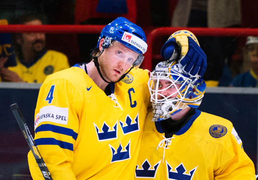 Sveriges Staffan Kronwall kramar om målvakten Jhonas Enroth