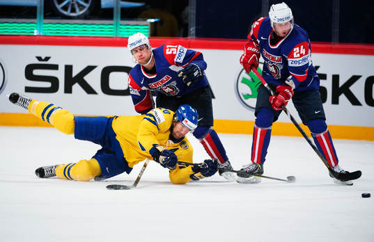 Sveriges Joel Lundqvist faller i kamp om pucken med