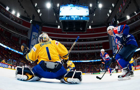 Sveriges målvakt Jhonas Enroth räddar ett skott i matchen