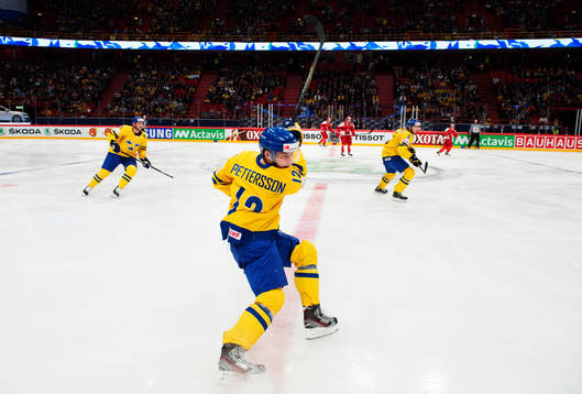 Sveriges Fredrik Pettersson slår upp pucken i matchen