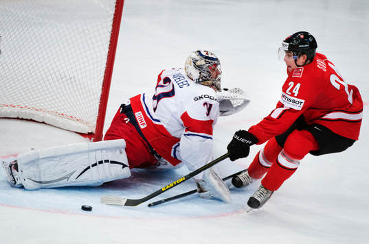Tjeckiens målvakt Ondrej Pavelec räddar ett friläge