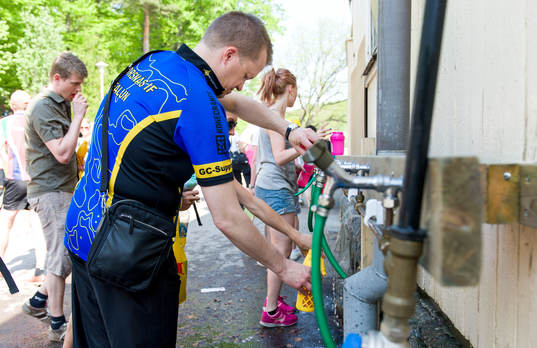 Deltagare fyller på sin vattenflaska