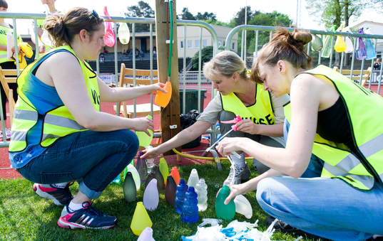 Funktionärer fyller på sprayflaskor med vatten