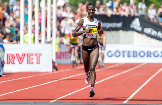 Isabellah Andersson, Hässelby SK, går i mål och vinner SM