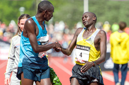 Jackson Kiprop, Uganda, gratuleras av Peter Kurui, Kenya