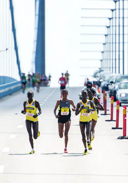 Damernas tätklunga springer på Älvsborgsbron