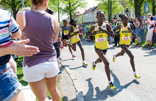 Isabella Ochichi, Kenya och Caroline Chepkwony