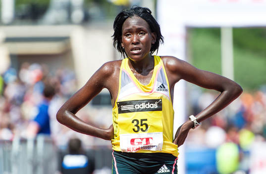 Filomena Chepchirchir, Kenya, går i mål på en tredjeplats