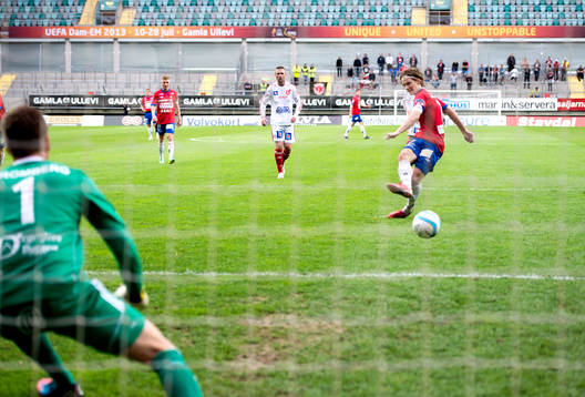 Jakob Lindström, Örgryte, sätter straffen som betyder 1-1