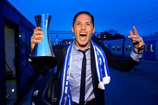 IFK Göteborgs Philip Haglund jublar med pokalen när han