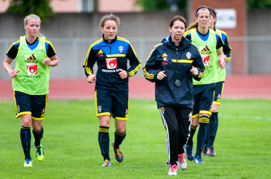 Helena Andersson, fysiolog, Sverige, joggar ner med laget