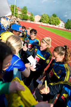 Laget skriver autografer