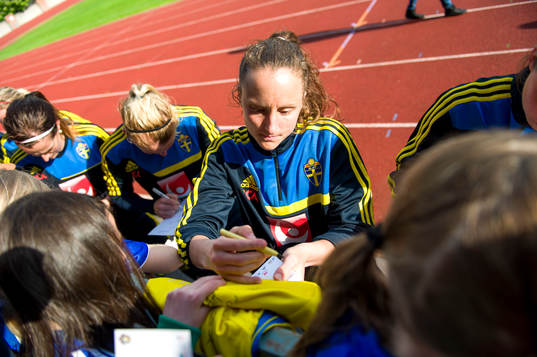 Sofia Lundgren, målvakt, Sverige, skriver autografer