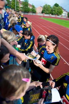 Lotta Schelin, Sverige, skriver autografer