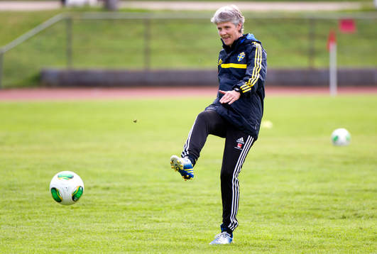 Pia Sundhage, förbundskapten, Sverige, skjuter en boll
