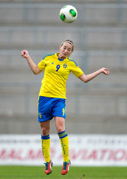 Kosovare Asllani, Sverige, nickar bollen
