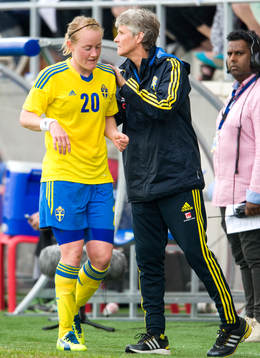 Marie Hammarström, Sverige, klappas om av Pia Sundhage,