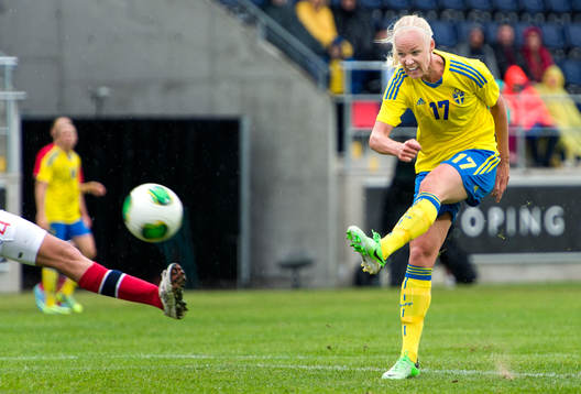 Caroline Seger, Sverige, skjuter mot mål