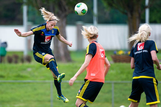 Sofia Jakobsson, Sverige, nickar bollen