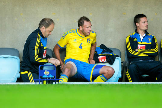 Andreas Granqvist, Sverige, får låret lindat
