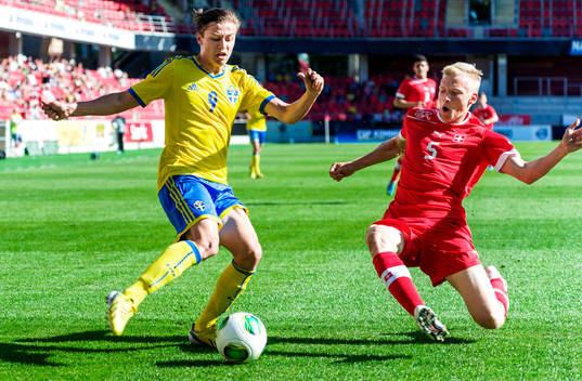 Simon Thern, Sverige, laddar för skott förbi täckande