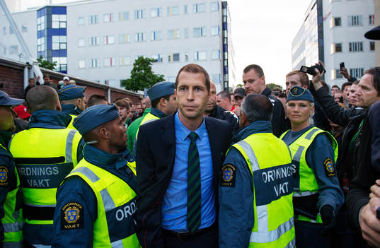 Hammarbys tränare Gregg Berhalter konfronteras av