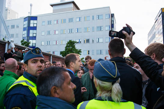 Hammarbys tränare Gregg Berhalter konfronteras av
