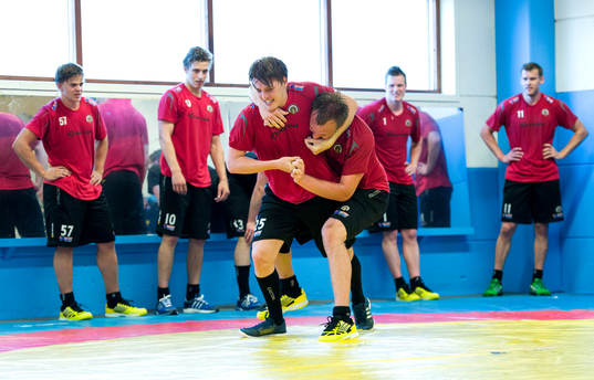 Jonathan Johnson brottas med en lagkamrat