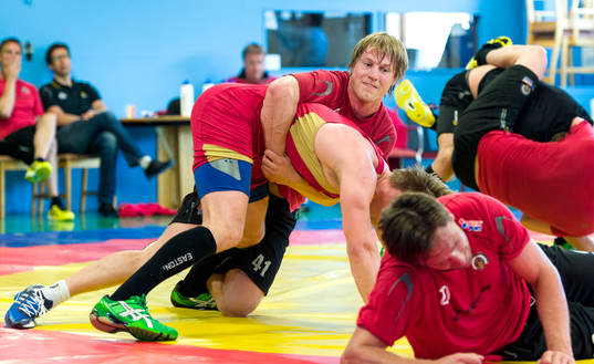 Mathis Olimb brottas med Nicklas Lasu