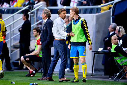 Sveriges players manager Marcus Allbäck tar Rasmus Elm på