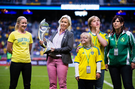 Deltagare i Special Olympics och Victoria Svensson deltar i