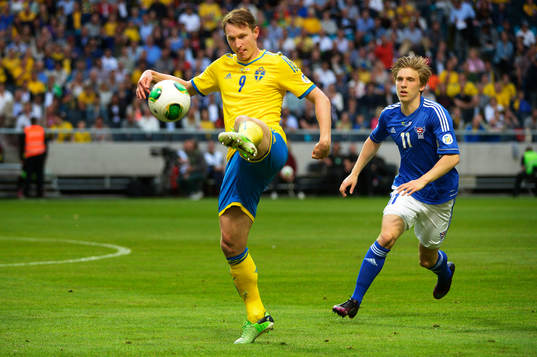 Sveriges Kim Källström tar ner bollen i matchen mellan