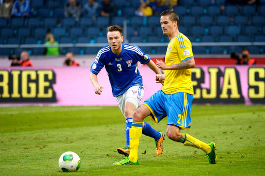 Sveriges Mikael Lustig jagar bollen framför Färöarnas
